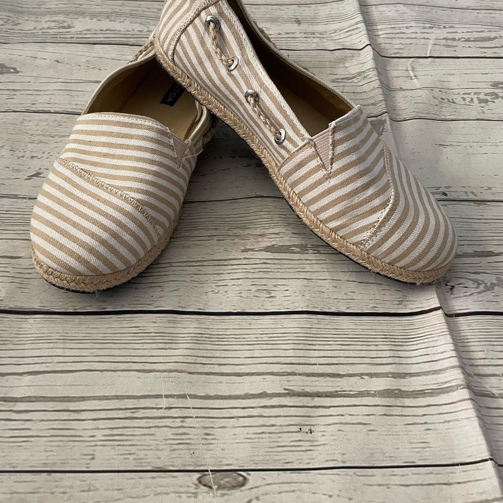 😍Nautica khaki cream striped flat slip ons shoes has Black soles size 8.5